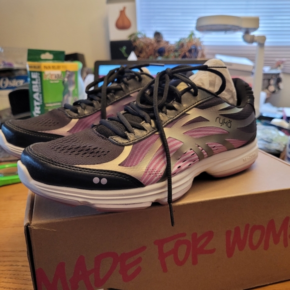 🚺 Ladies Sneakers - Picture 6 of 10